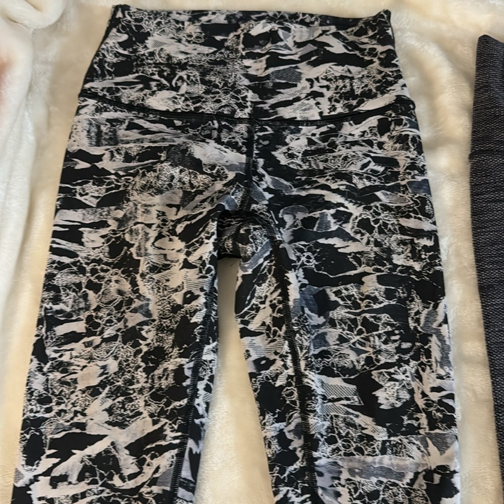 Lululemon wander under rare black and white patterned leggings like new